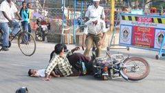 செல்போன் பேசியபடி வாகனம் ஓட்டுவதால் 35 சதவீகிதம் விபத்துகள் ஏற்படுகின்றன.!