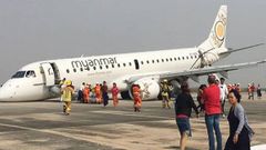 சக்கரம் இல்லாமல் தீப்பொறி பறக்க தரையிறங்கிய விமானம்.! வைரல் வீடியோ.!