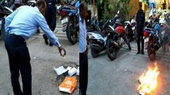 புதிதாக வாங்கிய ஸ்மார்ட்போனில் பிரச்சனை: ஷோரூம் முன்பு போனை கொளுத்தினார் வாடிக்கையாளர்.!