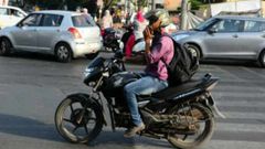 செல்போனை ஹெல்மெட்டுக்குள் வைத்துப் பேசிய இளைஞர்: நேர்ந்த விபரீதம்-இது நமக்கொரு பாடம்.!