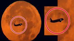 வைரல் வீடியோ: செந்நிற நிலவருகே சென்ற சிறிய ரக விமானம்!