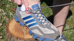 எதற்கு கூடுதலாக ஒரு ஹூ லேஸ் துளை? மர்மம் விலகியது!