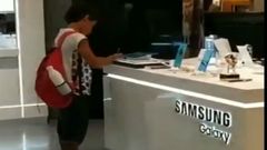 ஷாப்பிங் மால் இன்டெர்நெட்டில் வீட்டுப்பாடம் முடித்த சிறுவன்: நெகிழ வைக்கும் வீடியோ