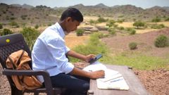 படிக்கிற பிள்ளை எங்கு இருந்தாலும் படிக்கும்! வைரல் ஆகும் 7ம் வகுப்பு ஹரீஷ் குமார்!