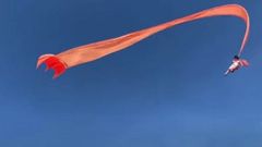 ராட்சத பட்டத்தின் வாலில் சிக்கி பறந்த 3வயது சிறுமி.! பின்பு நடந்தது என்ன? வைரல் வீடியோ.!