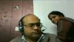 எல்லாம் ஒரு காதல்தான்: அலுவலக வீடியோகாலில் இருந்த கணவர்., திடீரென வந்த மனைவி- வைரல் வீடியோ!