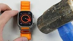 Apple Watch Ultra டிவைஸை 10 முறை சுத்தியலால் ஓங்கி அடித்து சோதனை.! இறுதியில் என்னாச்சு தெரியுமா?