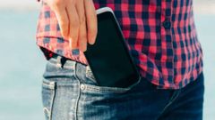 Mobile போனை சட்டை மற்றும் பேண்ட் பாக்கெட்டில் வைக்கலாமா? இது உண்மையாவே ஆபத்தானதா?