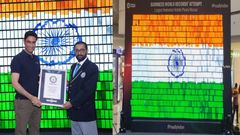 1206 மொபைல்.. பெரிய தேசிய கொடி அமைத்து கின்னஸ் சாதனை செய்த நிறுவனம் எது? கொடியின் நிறங்கள் என்ன சொல்கிறது?
