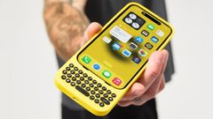சர்ப்ரைஸ்.. பட்டன்களுடன் உலாவும் iPhone.. ஆப்பிள் ரசிகர்களை கவரும் புது சாதனம்.. என்னது இது? ஓஹோ.!