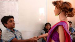 இது லிஸ்ட்லையே இல்லையே.. இந்தியாவின் முதல் AI பெண் ரோபோ டீச்சர்.. மாணவர்களை கவர ரோபோ என்ன செய்தது தெரியுமா?