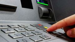 ATM-ல் பணம் எடுக்க போகும் போது கார்டு சிக்கி கொண்டதா.. இந்த தவறை மட்டும் செய்யாதீங்க.. ஏன்?