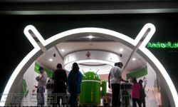 Gizbot Visits Android Land Store In Bangalore Gizbot Visits Android Land Store In Bangalore