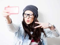 Women appear more in images than men in online news