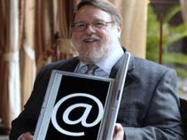 E-mail inventor Ray Tomlinson dies at 74 E-mail inventor Ray Tomlinson dies at 74