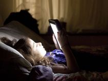 Here are Top 5 Tips to Avoid Eye Strain While Using Smartphone in Bed