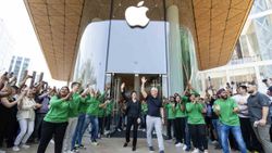 Apple CEO Tim Cook inaugurates first retail store in Mumbai; Meets Ambani, Chandra