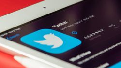 Twitter Getting Picture in Picture Mode, 15-Second Seek Buttons