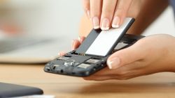 New EU Law Requires Smartphones to Have User-Replaceable Batteries in the Near Future New EU Law Requires Smartphones to Have User-Replaceable Batteries in the Near Future