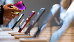 Smartphone Shipments Have Been Declining Steadily In The US: How Bad Are Apple, Samsung, And Others Suffering?