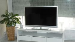 Indian Smart TV Sales Drop 16% in 2023, but Premium Market Poised for Boom in 2024