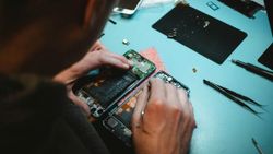 Getting Your Phone Fixed? Do This First to Keep Your Data (and Sanity) Safe Getting Your Phone Fixed? Do This First to Keep Your Data (and Sanity) Safe