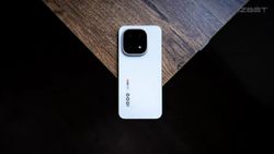 iQOO 16 Early Leak Hints Upgraded 2K Panel; Next-Gen Snapdragon Chip Expected