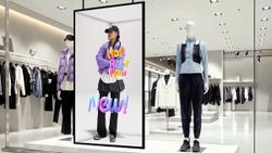 Samsung Brings AI And 3D Display Tech To Retail Spaces: Includes Glasses-Free 3D Displays