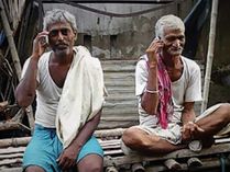 ఈ ఫోన్లతో మాట్లాడితే కళ్లు చెమ్మగిల్లుతాయి ఈ ఫోన్లతో మాట్లాడితే కళ్లు చెమ్మగిల్లుతాయి