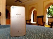 రెండు ఫ్రంట్ కెమెరాలతో.. (Vivo V5 Plus రివ్యూ) రెండు ఫ్రంట్ కెమెరాలతో.. (Vivo V5 Plus రివ్యూ)