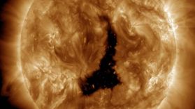 సూర్యునిపై 8 లక్షల కిలోమీటర్ల పొడవు రంధ్రం ! ప్రమాదమేంటి ?