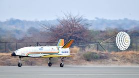 ISRO పుష్పక్ అటానమస్ ల్యాండింగ్ ప్రయోగం విజయవంతం.. 4.5 కి.మీ ఎత్తు నుంచి కిందకు..!! ISRO పుష్పక్ అటానమస్ ల్యాండింగ్ ప్రయోగం విజయవంతం.. 4.5 కి.మీ ఎత్తు నుంచి కిందకు..!!
