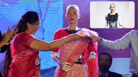রবীন্দ্রনাথ সম্পর্কে ওয়াকিবহাল! শাড়ি পরে কলকাতার মন জিতল এই রোবট