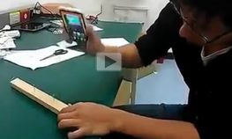 देखें वीडियो: हथौड़े की जगह स्‍मार्टफोन से गाड़ी कील