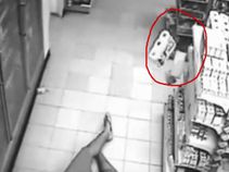 कैमरे में कैद हुआ दुकान के फ्रिज से निकला भूत, ग्राहक को बनाया शिकार