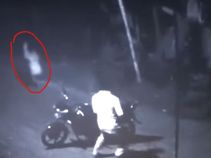 रास्ते में भूत देख भागा लड़का, सीसीटीवी कैमरे में कैद हुए दोनों