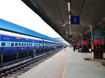ट्रेन लेट होने पर रेलवे ने शुरू की नई योजना, 1 महीने में भेजे 33 एसएमएस ट्रेन लेट होने पर रेलवे ने शुरू की नई योजना, 1 महीने में भेजे 33 एसएमएस
