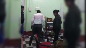 जिलाधिकारी की पत्नी पर अश्लील कमेंट करना पड़ा महंगा, पिटाई का वीडियो वायरल