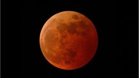 Lunar Eclipse 2022: चंद्रग्रहण को सुरक्षित रूप से देखने के लिए कुछ गैजेट्स