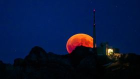 Chandra Grahan 2022: Blood Moon देखने का ये है आखिरी मौका, यहां जाने कहां और कैसे देखे ये अद्भुत नजारा