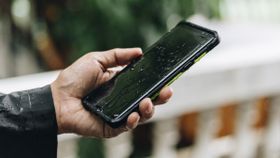 बारिश के मौसम में Smartphone ना हो जाए खराब, Phone को सेफ रखने में आपके काम आएंगे ये तरीके