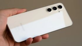 Samsung के इस धांसू फोन की कीमतों में भारी कटौती, अब इतने कम दाम में घर लाए फोन Samsung के इस धांसू फोन की कीमतों में भारी कटौती, अब इतने कम दाम में घर लाए फोन