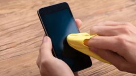 Phone Screen साफ करने के लिए अपनाएं ये सुरक्षित और सरल उपाय, होंगे गजब फायदे