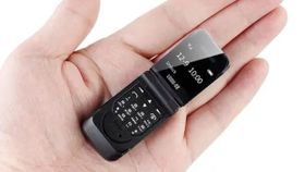 अलग दिखने वाली चीजों का है शौक, तो खरीदें Mini Mobile Phone Flip