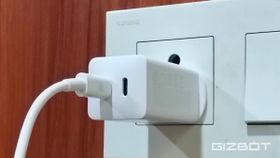 सिर्फ Black और White कलर में ही क्यों आते हैं स्मार्टफोन के चार्जर?, जानें वजह