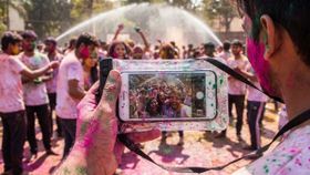 होली पर भीग गया है फोन? रिपेयर कराने से पहले घर पर करें ये जरूरी काम होली पर भीग गया है फोन? रिपेयर कराने से पहले घर पर करें ये जरूरी काम