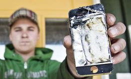 ಹೊಗೆ ಹಾಕಿಸಿಕೊಂಡ ಆಪಲ್ ಐಫೋನ್:ವೀಡಿಯೋ ಹೊಗೆ ಹಾಕಿಸಿಕೊಂಡ ಆಪಲ್ ಐಫೋನ್:ವೀಡಿಯೋ