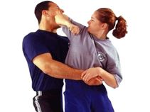 ಪುರುಷನಿಗೆ ಕುಂಗ್ ಫು ಸ್ಟೈಲ್‌ನಲ್ಲಿ ಹೊಡೆದ ಮಹಿಳೆ: ವೀಡಿಯೋ ವೈರಲ್