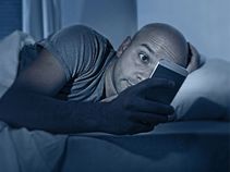 ನಿದ್ದೆ ಬರುತ್ತಿಲ್ಲ ಎಂದು ಸ್ಮಾರ್ಟ್ಪೋನ್ ಯೂಸ್ ಮಾಡುತ್ತಿದ್ದೀರಾ? ನಿದ್ದೆ ಬರುತ್ತಿಲ್ಲ ಎಂದು ಸ್ಮಾರ್ಟ್ಪೋನ್ ಯೂಸ್ ಮಾಡುತ್ತಿದ್ದೀರಾ?