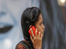 ಈ ಊರಲ್ಲಿ ಹುಡುಗಿಯರು ಮೊಬೈಲ್‌ನಲ್ಲಿ ಮಾತನಾಡಿದರೆ 21,000 ರೂ. ದಂಡ!!